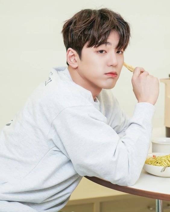 陆续接拍不少新剧的金旻奎也是94年出生的，但他的经纪公司目前还没有透露任何入伍消息