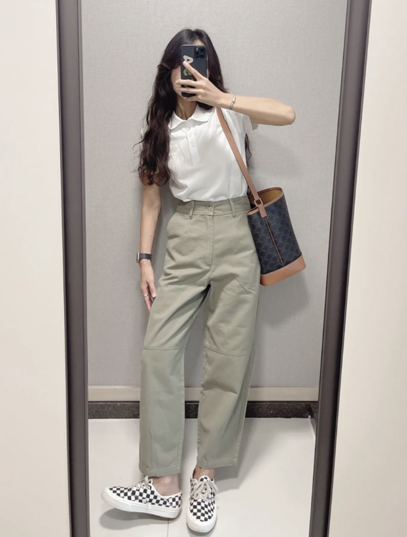 这种搭配对梨形身材女生也很友好，可以修饰跨宽同时让腿更显长哦！