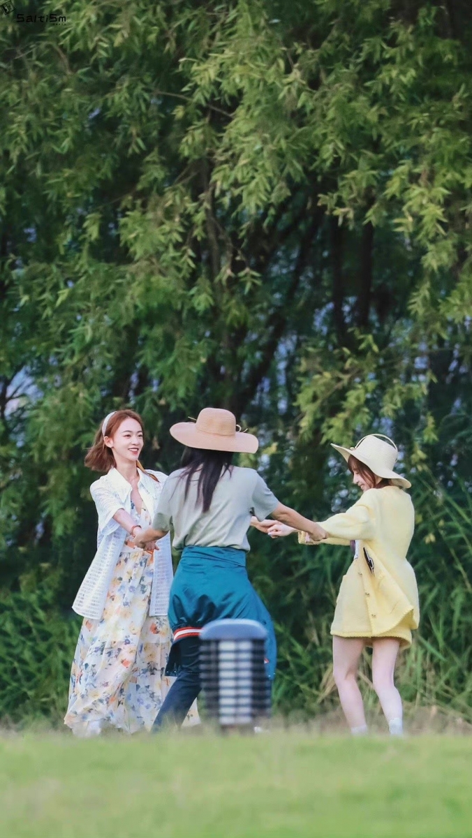 从路透可以看出姐姐们笑容满面状态大好