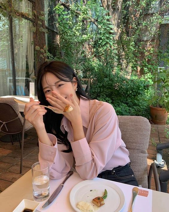 高情商回复称赞:1、真诚感谢+借机反夸+分享