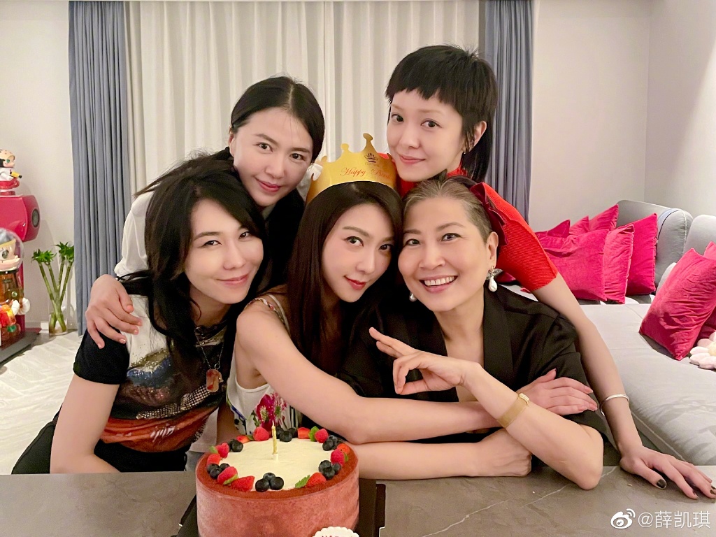 照片中的薛凯琪身穿连衣裙、头戴皇冠,保养得宜、41岁的年纪依然能保持这样的好状态,羡煞旁人。