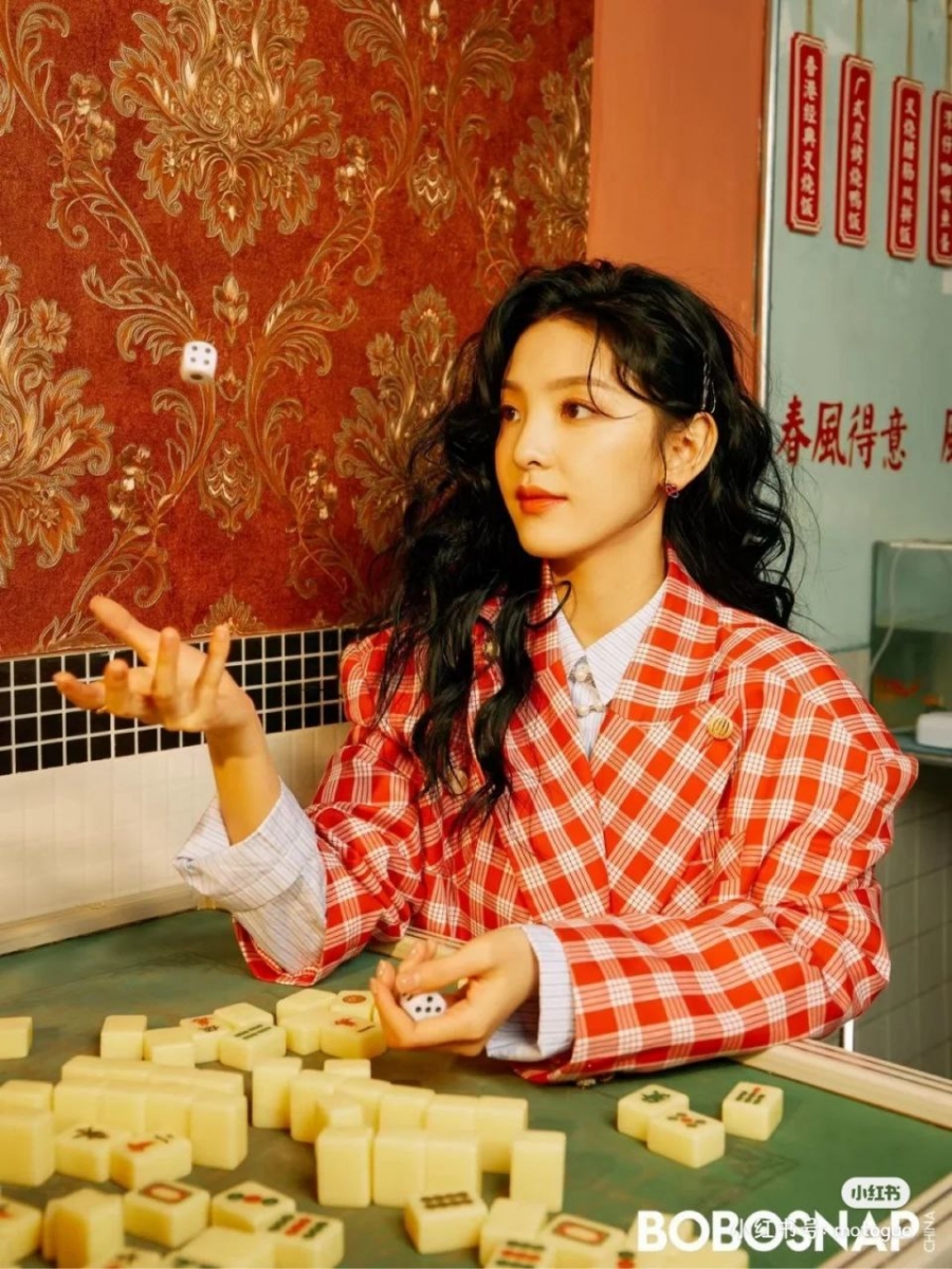 章若楠这身是motoguo红色野餐格阔肩西装外套