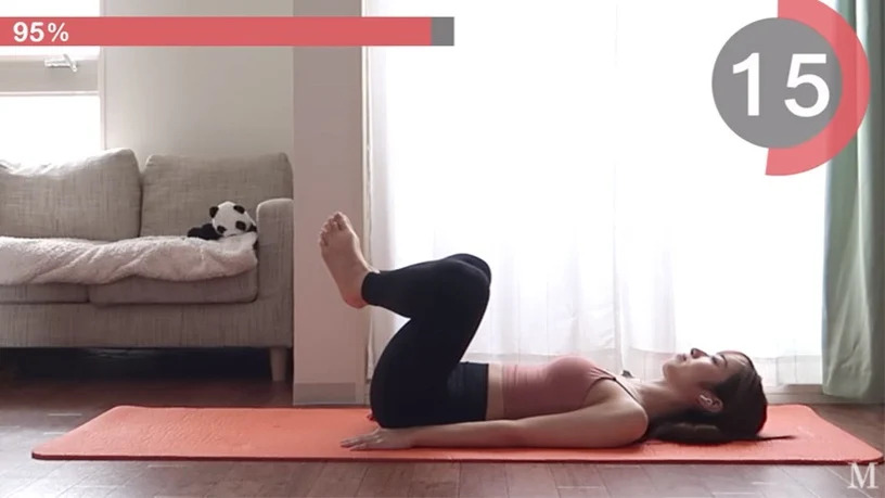 瘦大腿内侧动作六:脚掌心合十举腿