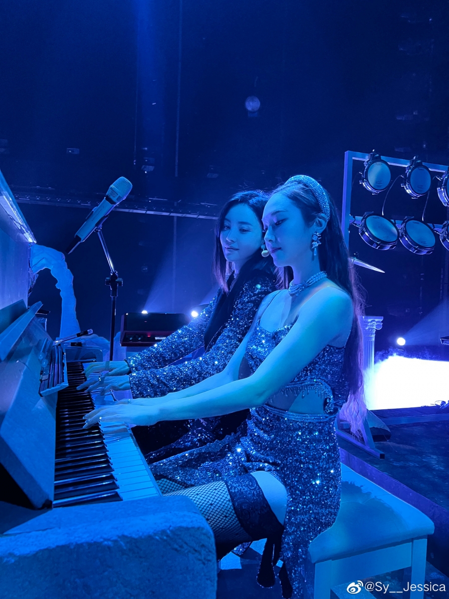 在成团夜表演节目《chandelier》中,两人更是表演了四手联弹,惊艳众人还成功拿下最高分。