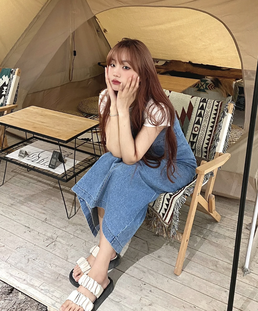 面对镜头的时候也可以摆托腮的姿势,单手或两个手拍都非常可爱带有少女感!