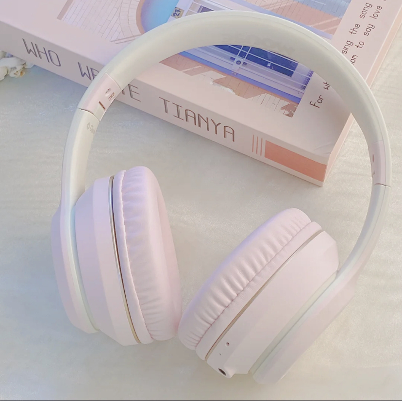 软呼呼的耳罩长时间佩戴也不会闷，续航持久还有可折叠式设计，带出门也非常方便！