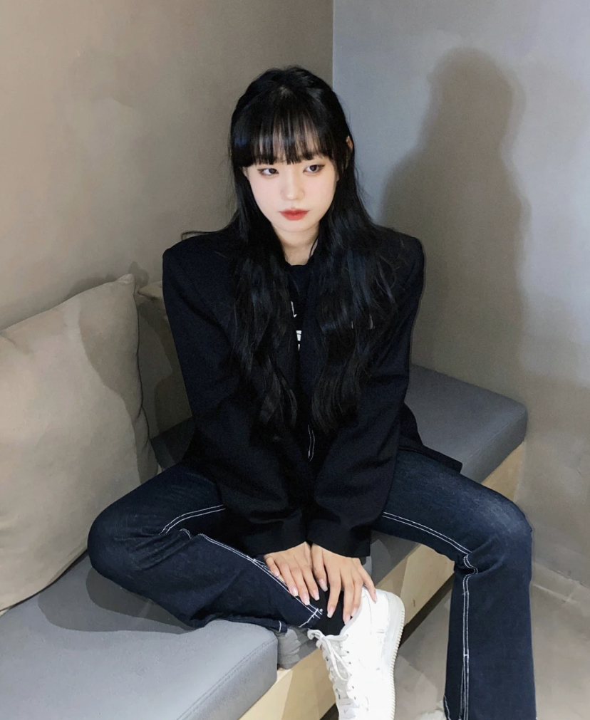 想要走甜酷风的集美们可以不望向镜头,随性地坐着可以稍微摆出比较酷的坐势!