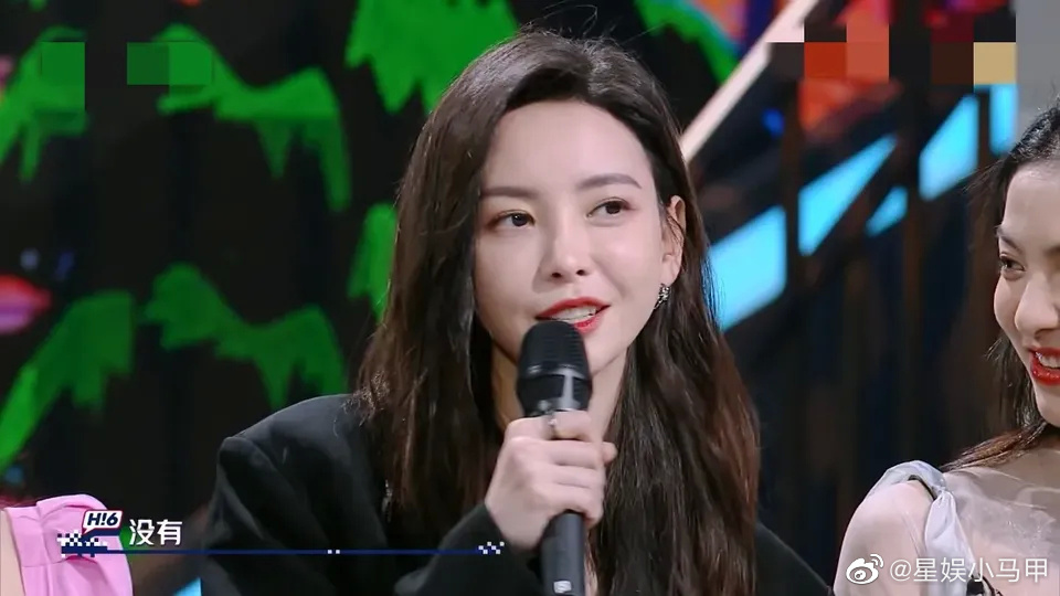 于文文却是勇敢地拿起话筒笑着回答说:「没有。这不就来这了吗?多有用的一件事啊!」