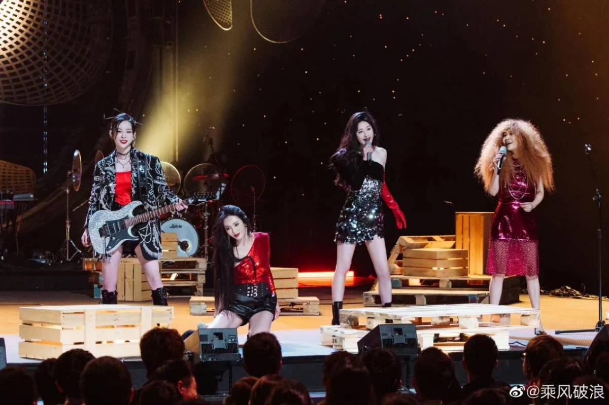 于文文当初在是一公时，和张蔷、张俪、王紫璇合作的《野蔷薇》舞台也成功拿下最佳演唱舞台！