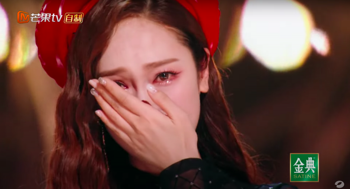 向来坚强的她“瞬间破防”在现场落泪