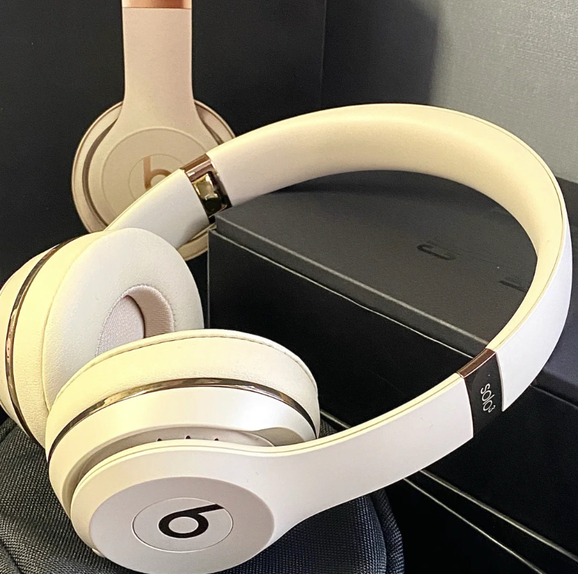 这款耳机拥有3D环绕立体声音响，用来听歌和打游戏最合适了！