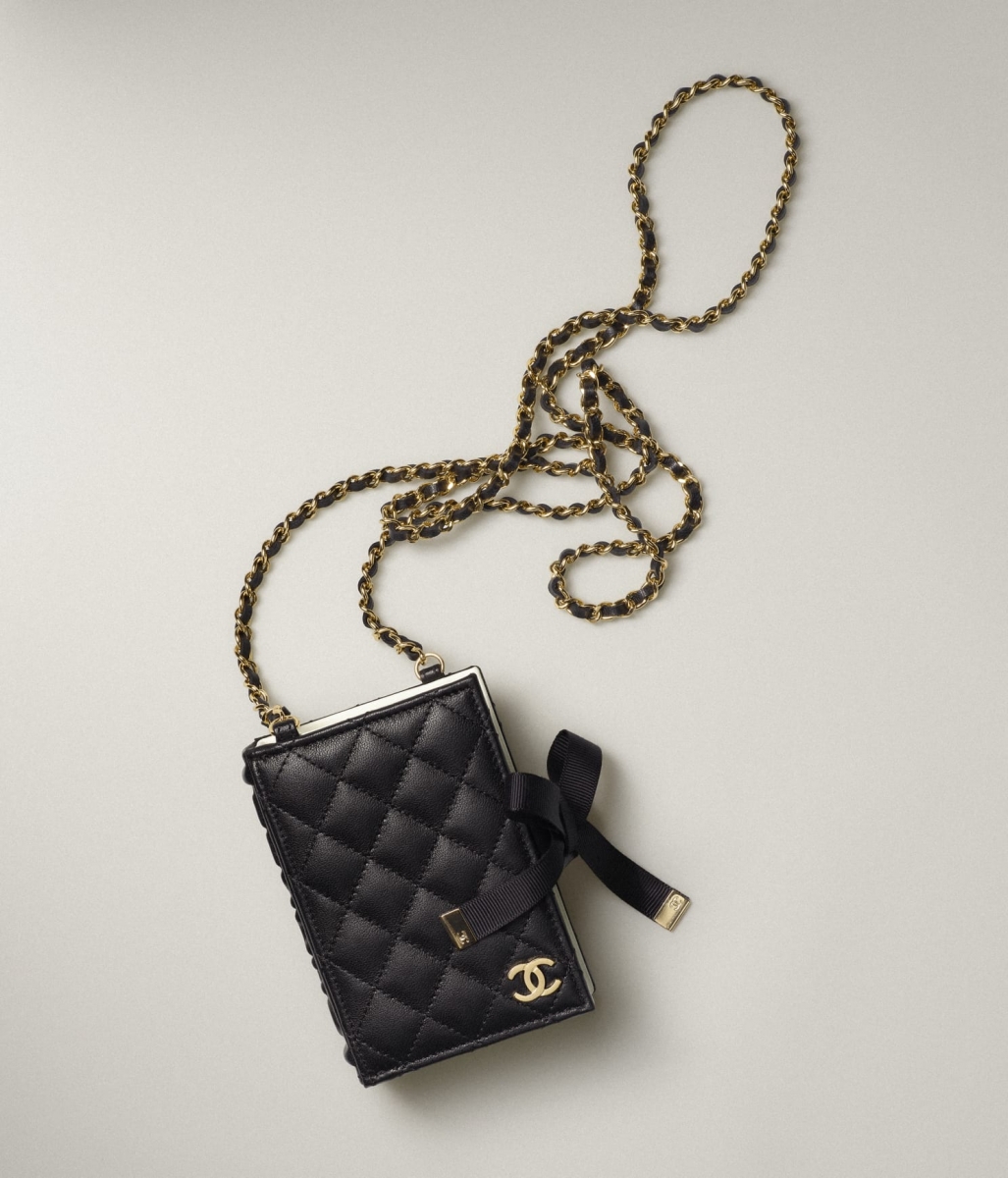 CHANEL 书本造型皮穿链卡夹