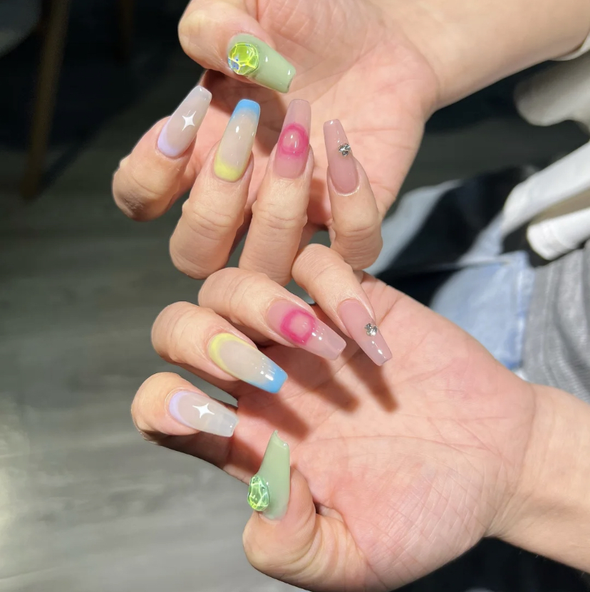 彩色的渐变晕染效果,再贴上Bling Bling的大彩钻变得超有时尚感!