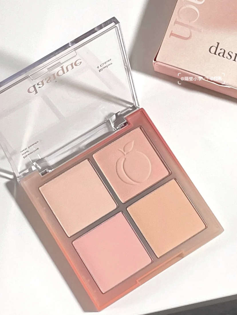 Dasique家的桃子色腮红也太显嫩的,颜色粉粉的还可以用作提亮,粉质超级细腻多叠涂也不厚重!