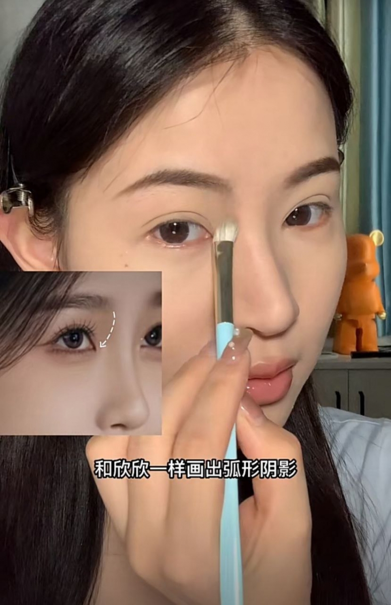 在眼窝和山根之间打出弧形阴影