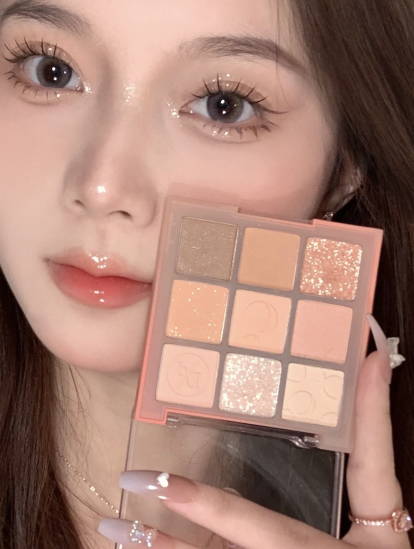 属于非常适合日常淡妆的低饱和度眼影,叠加亮片眼影就能打造魅力的电眼妆啦~