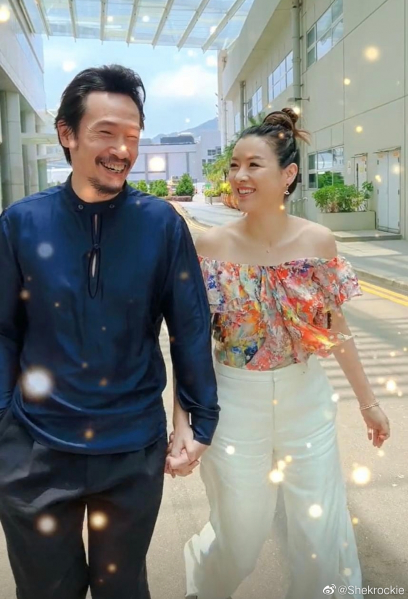 而且夫妻俩也没有秘密，甚至彼此之间还订下一个“紧急密码”