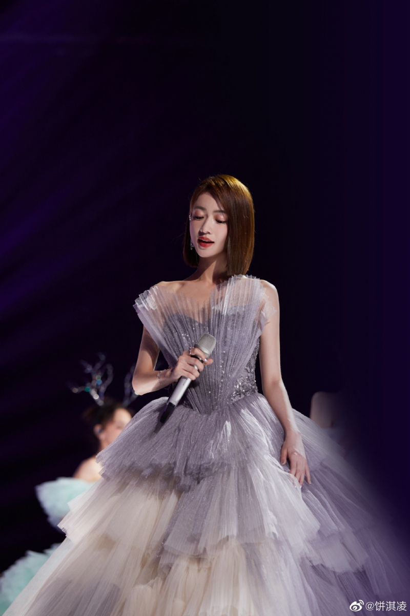 对于这个结果不少网友都感到相当意难平,认为以吴谨言的实力和人气,绝对有资格出道。