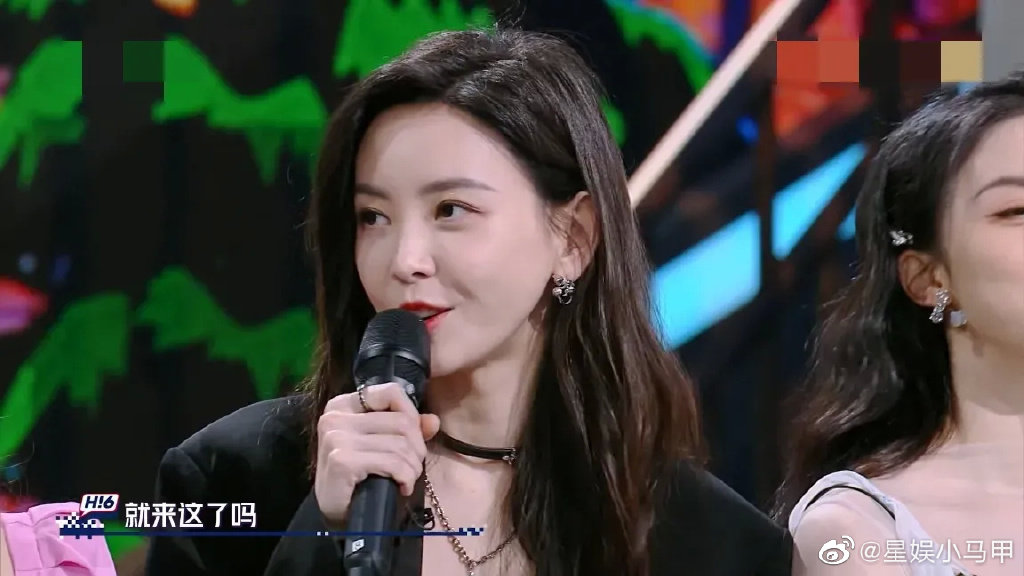 于文文却是勇敢地拿起话筒笑着回答说:「没有。这不就来这了吗?多有用的一件事啊!」