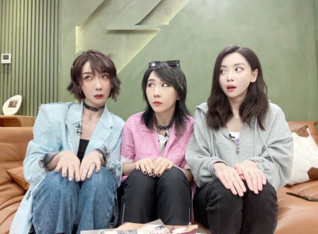 加上这是一档餐厅经营综艺,想必节目组早已将餐厅等准备好了,想要换地方难度大。