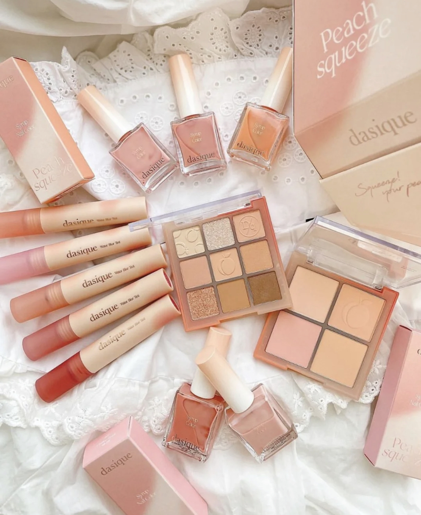 全系列新品有Peach Squeeze水蜜桃九色眼影盘、腮红、5款口红新色号、以及指甲油!