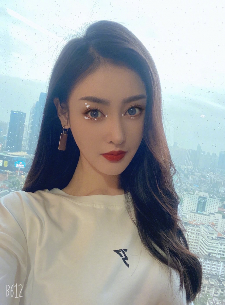 张天爱卡位成团备受争议