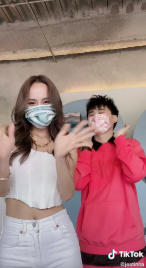 在 TIKTOK 大晒合体的练舞视频