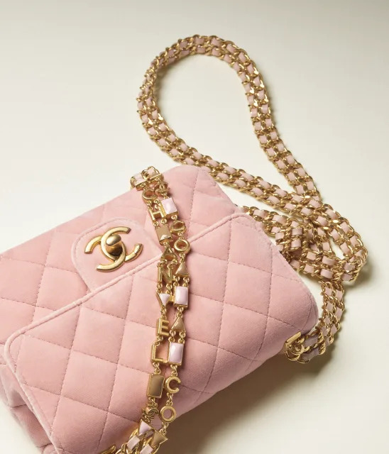 CHANEL 粉色天鹅绒皮穿链肩背包