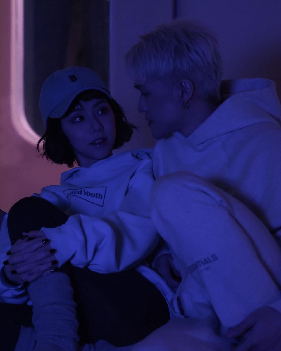 邓紫棋和男友深情对视