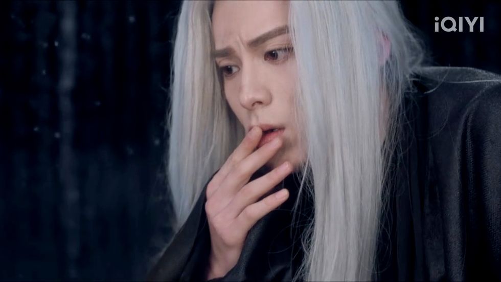 第一集中王鹤棣首次挑战妖媚的白发造型。