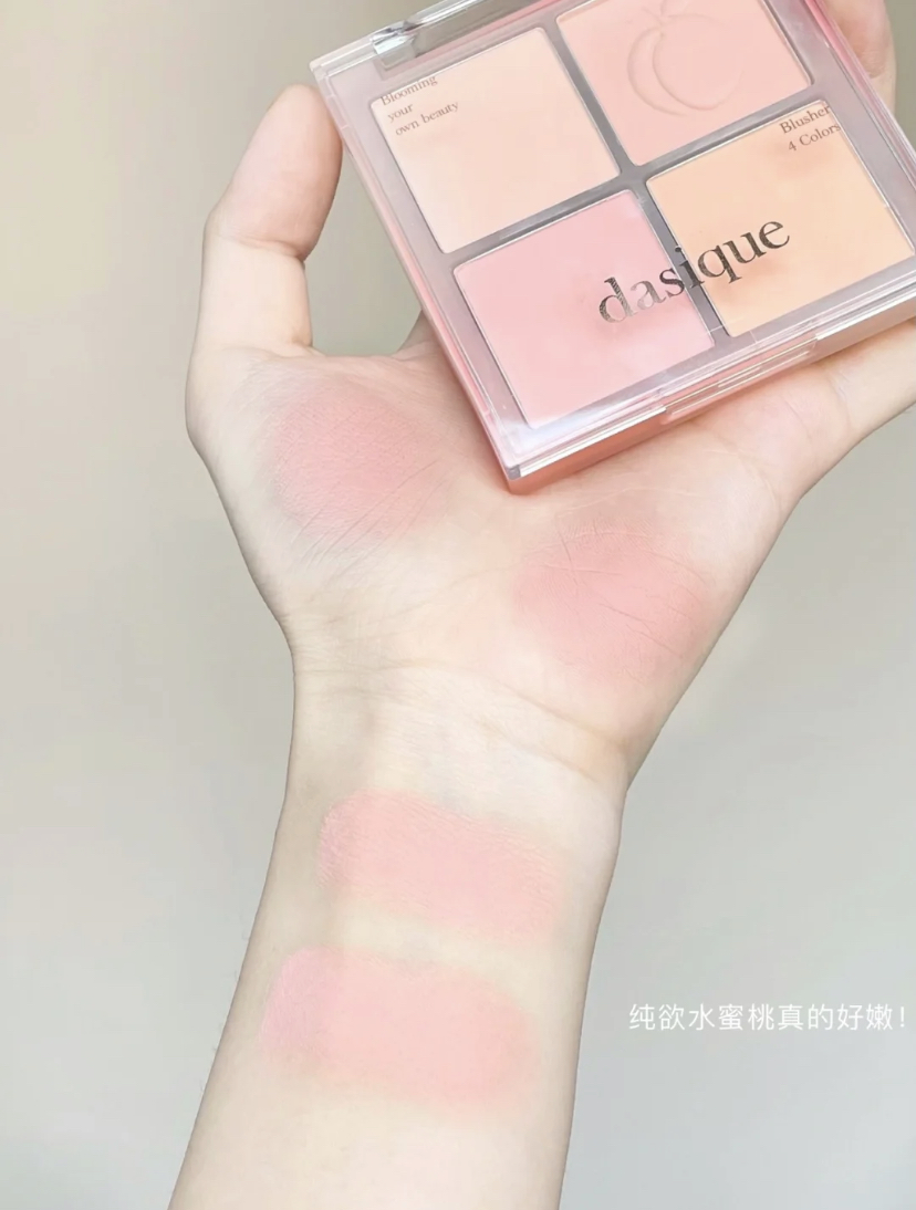 属于粉嫩嫩的水蜜桃膨胀色,上脸非常显气质还可以让苹果肌显得更加饱满~