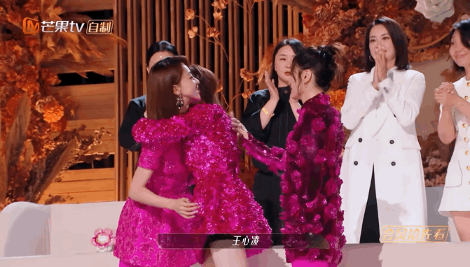 王心凌组就只剩下了吴谨言一个人笑着目送队友上台,孤零零地坐在那。