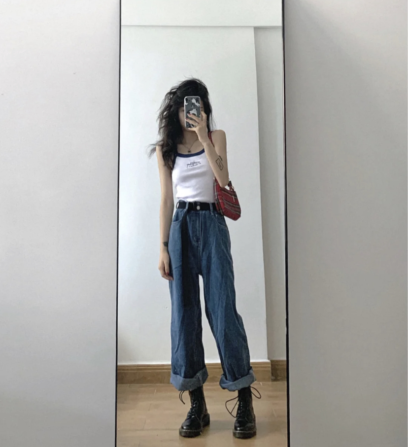 短款上衣、小背心搭配牛仔长裤有欧美时尚感,搭配马丁靴瞬间让衣品大提升!