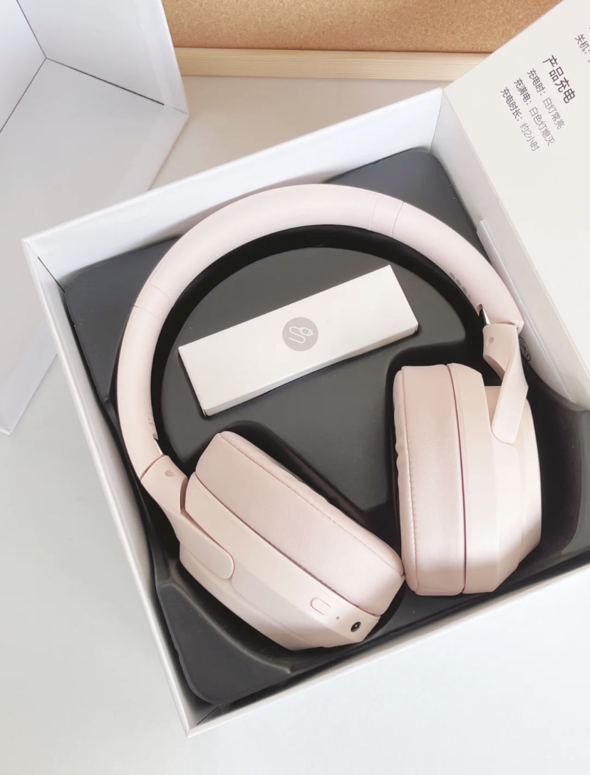 耳罩的质感也非常柔软舒适，长时间佩戴耳朵不会有胀痛感。