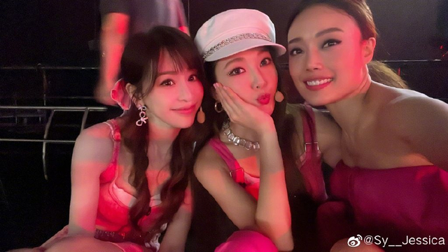 早前容祖儿也作为“助阵师姐团”参加《乘风破浪》,引起网友的热议!