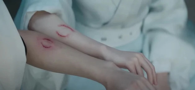 在对方的手臂上咬出牙印,让屏幕前的观众少女心爆棚~