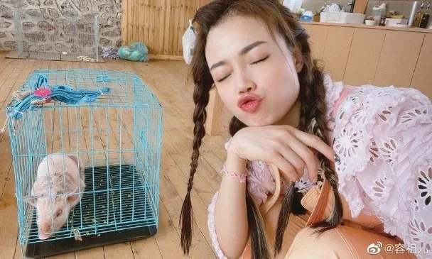 在最新一集中为了照顾小猪,特意精心烹煮了猪粮,甚至不惜亲身试味吃