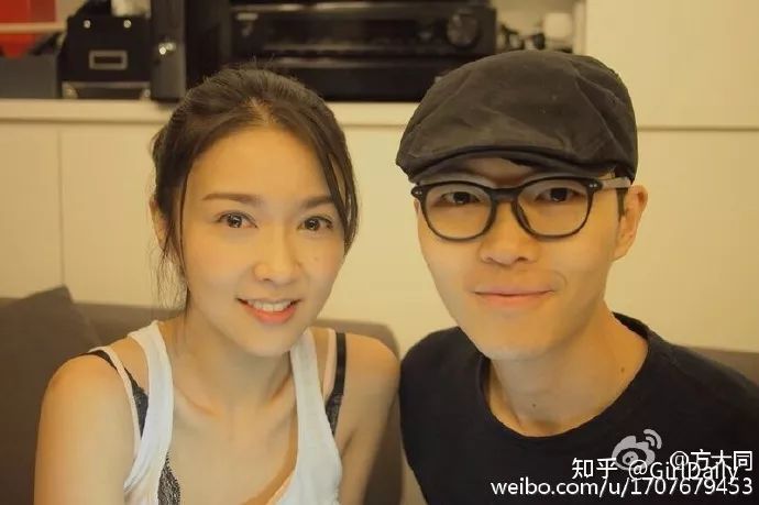 多年来,两人也一直处于“友达以上,恋人未满”的状态