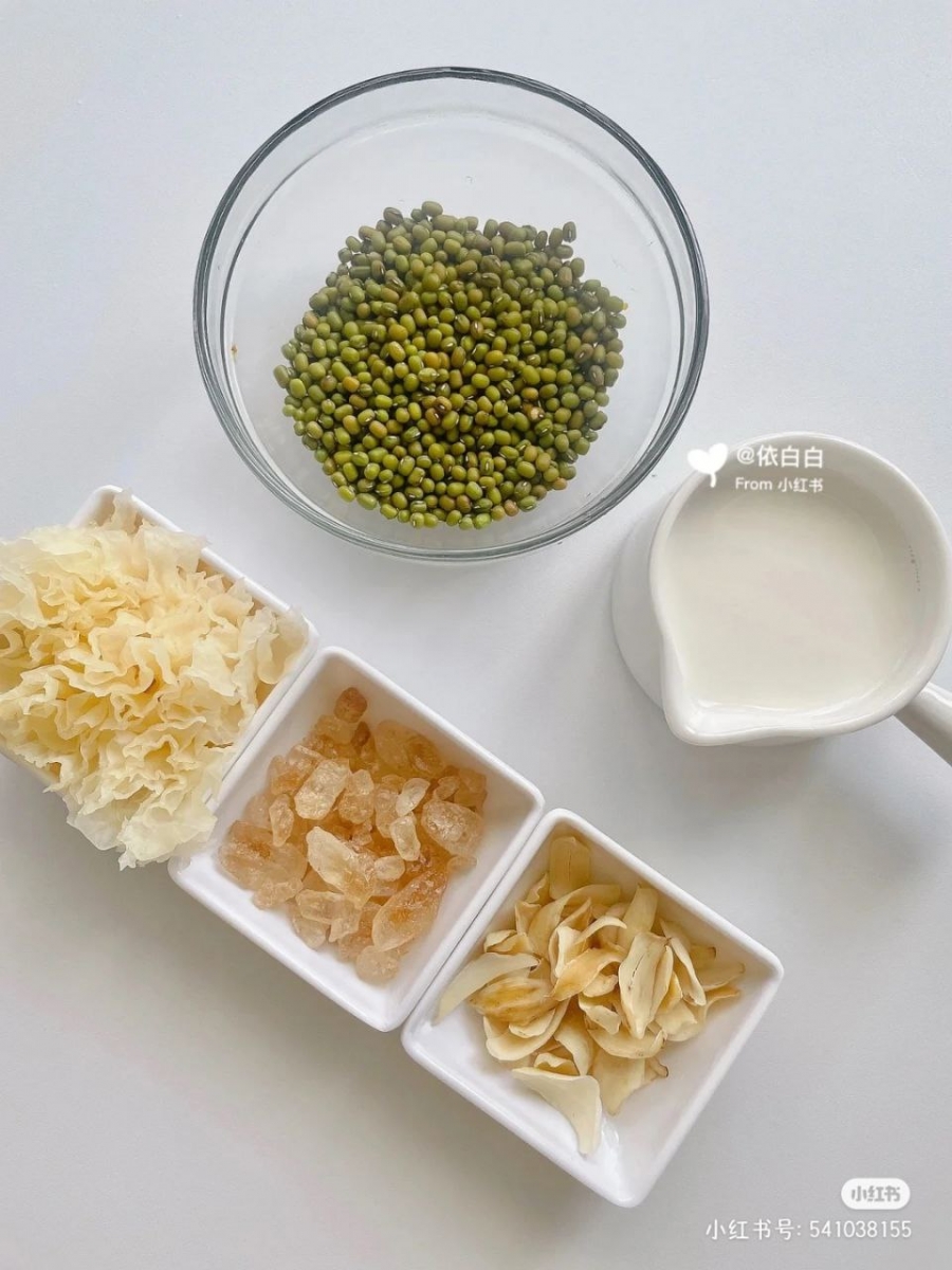 食材:牛奶、绿豆、百合、银耳、冰糖