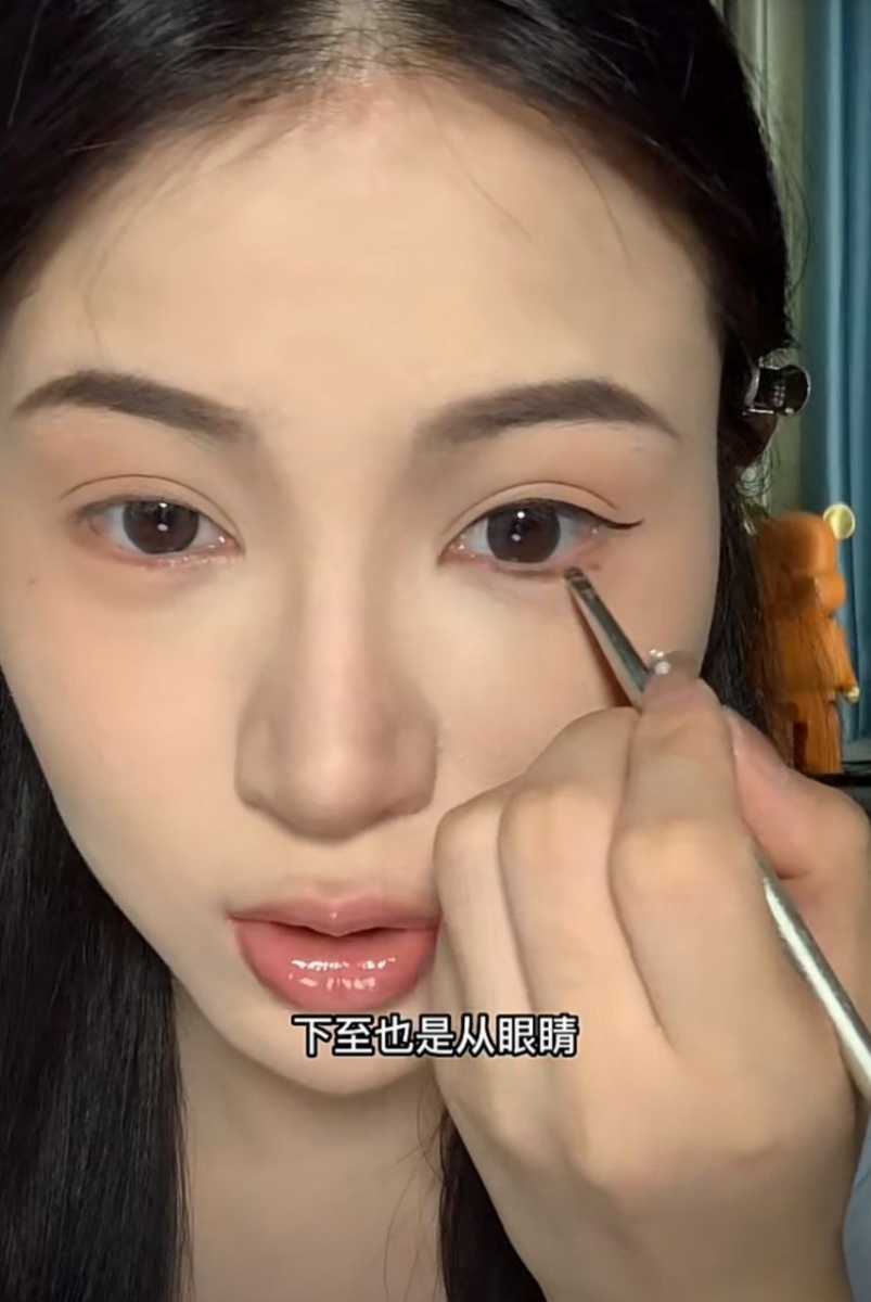 眼睑下至从正中间往后平拉一条线,前后晕染过渡一下