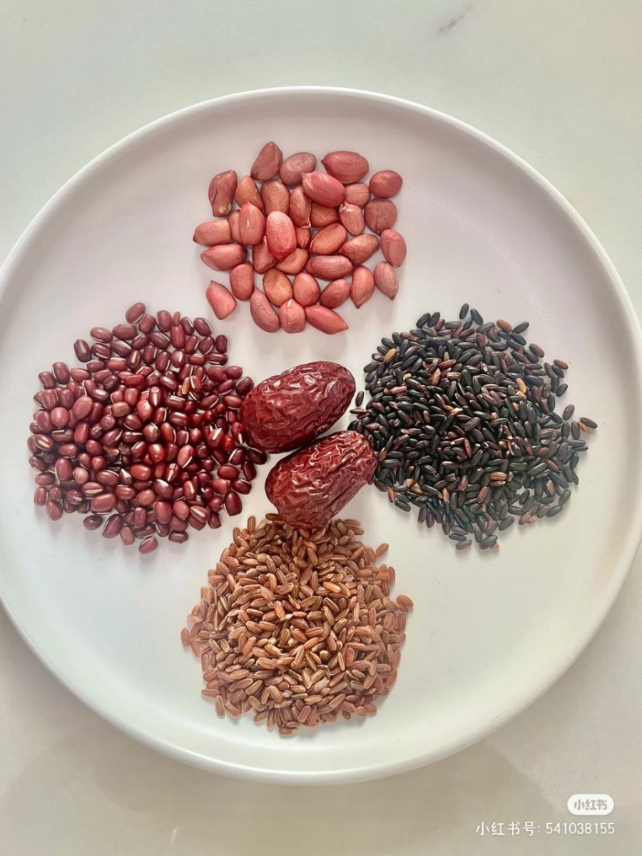 食材:红豆、黑米、红米、红枣、红皮花生、红糖、牛奶