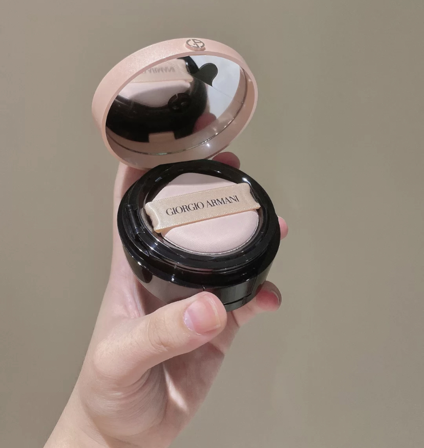 属于白皙透亮的奶油肌妆感,轻轻拍几下就可以完美遮盖毛孔