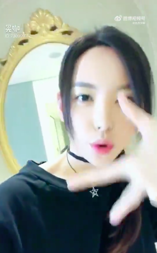 发现她早在多年前就已经上传过自己“表演Chandelier”的视频！