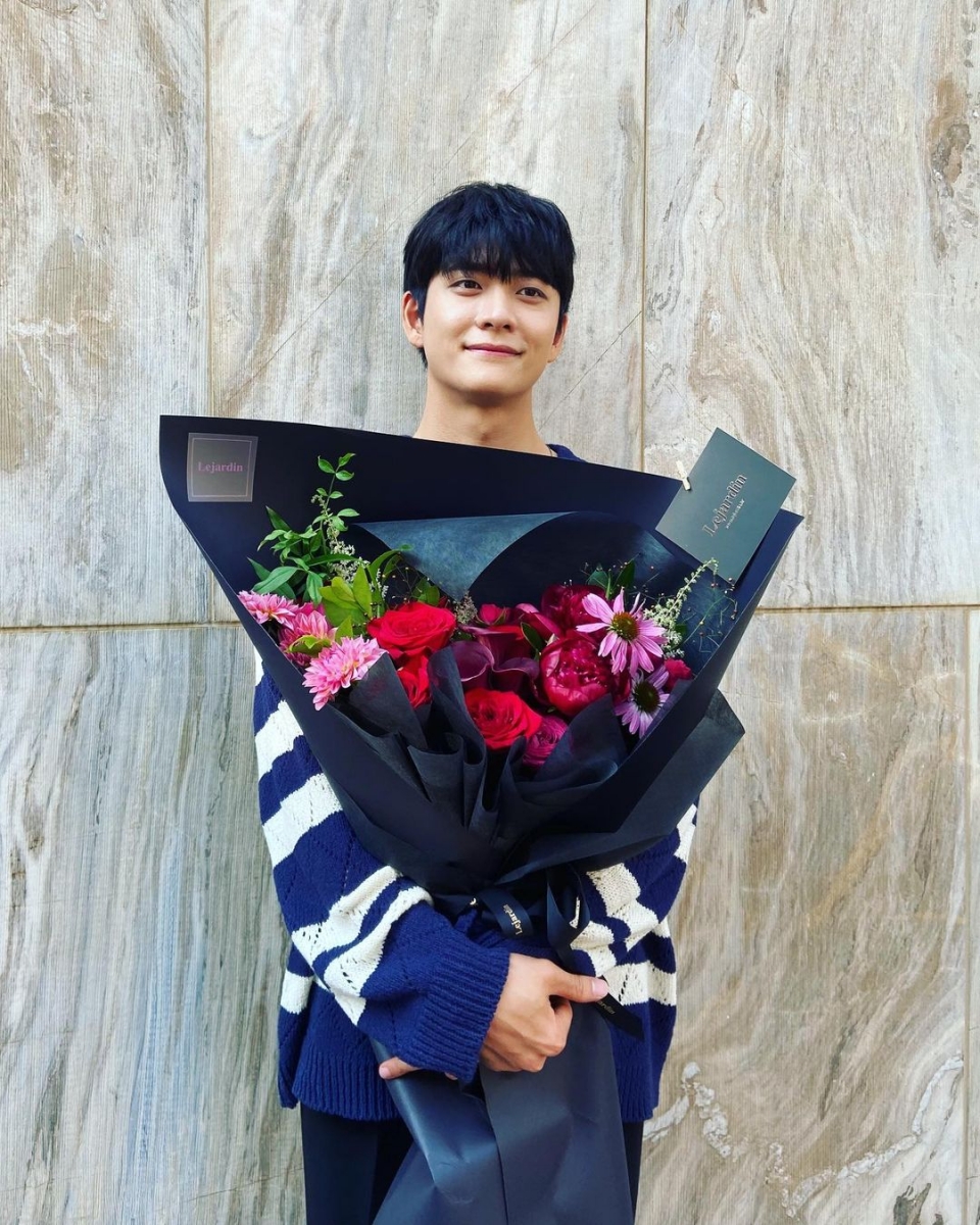 他不忘感谢《非常律师》的观众们让他有能力在入伍前实现这些心愿~