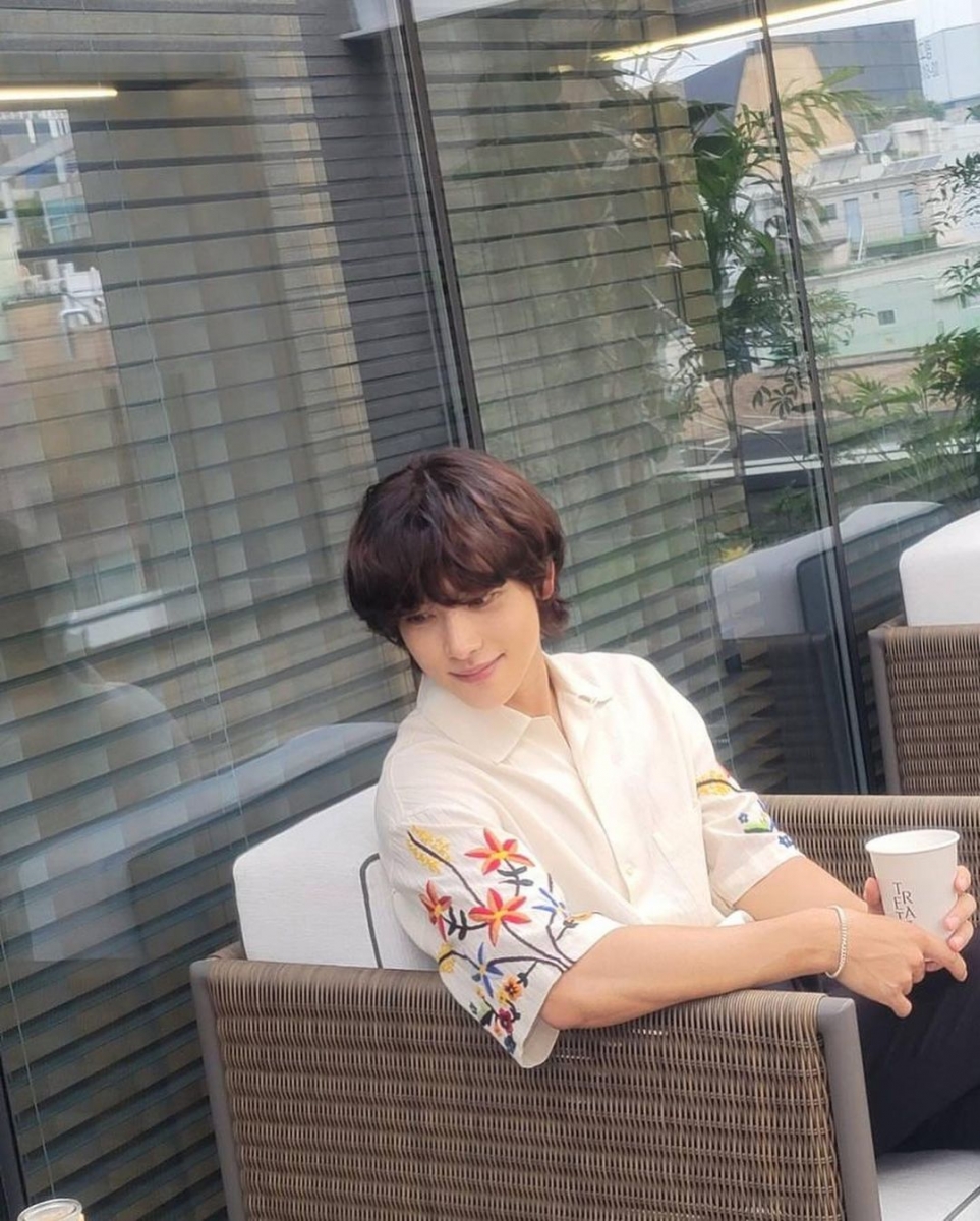 任时完从2010年以偶像团体出道，是K-POP二代偶像男团ZE：A的成员，之后就转型为演员。