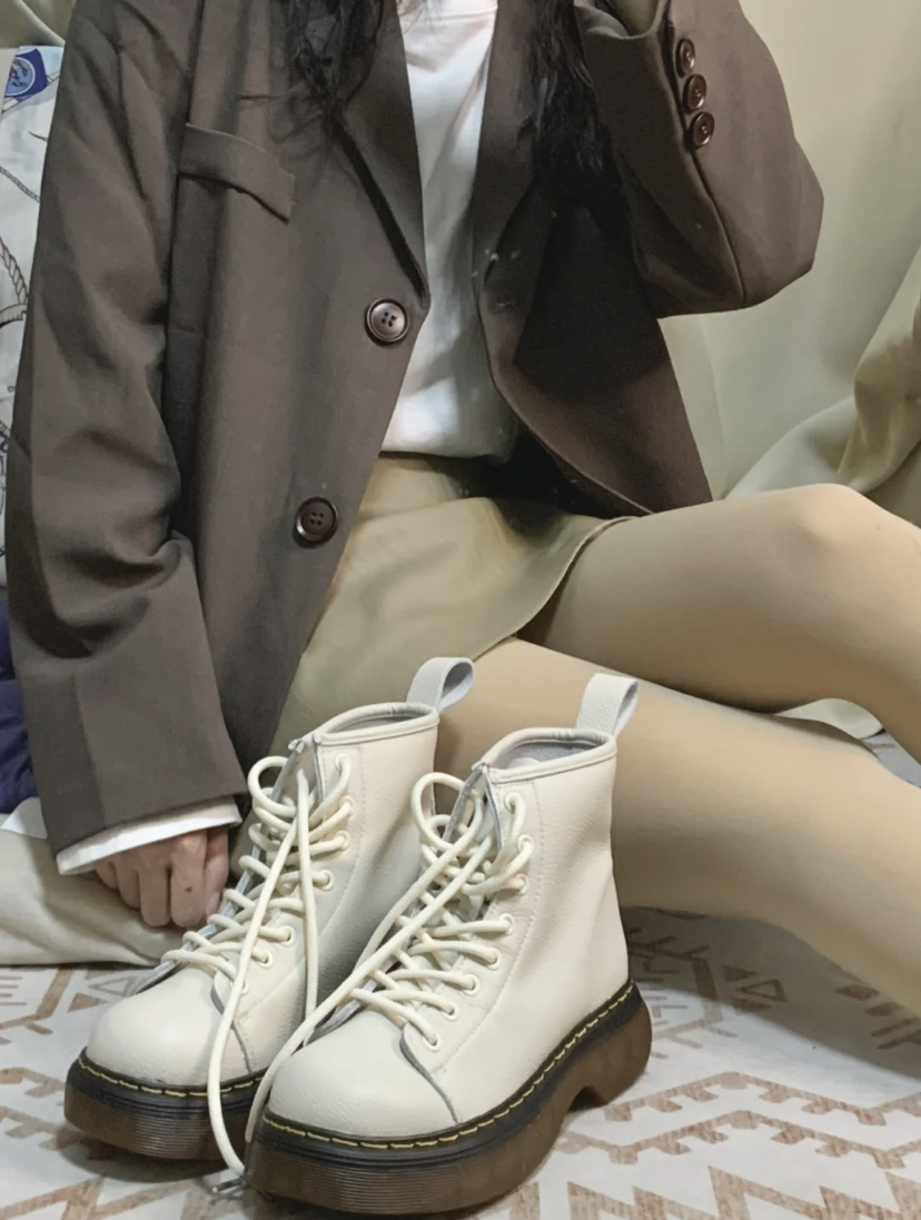 大家可以选择搭配短裙、西装短裤更气质显瘦,马丁靴还可以拉长腿型哦!