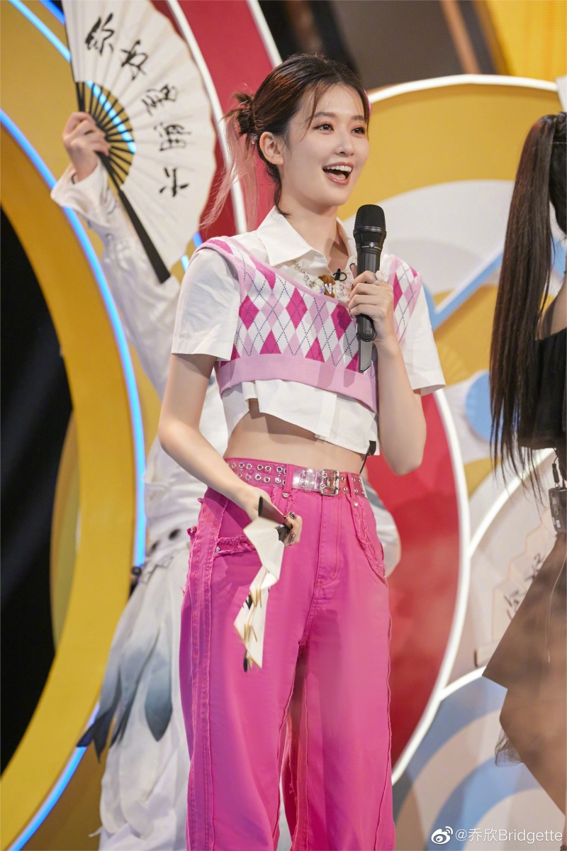 全粉的造型不但没有看起来俗气,反而展现甜甜的俏皮感以及逆天的大长腿