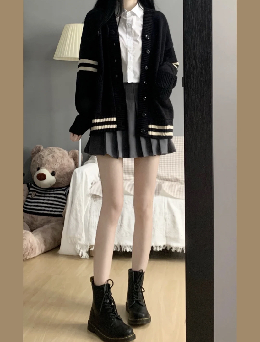 慵懒气质的针织衫外套搭配百褶裙,就能穿出日系少女的学院风