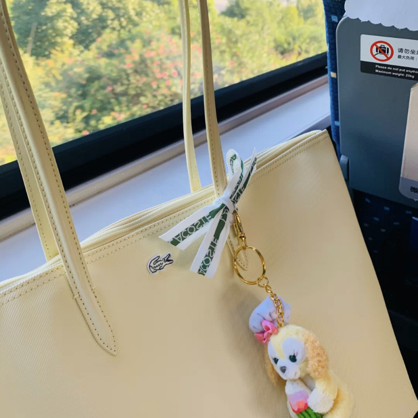 不得不说Lacoste推出的奶油色系托特包真的太好看了～