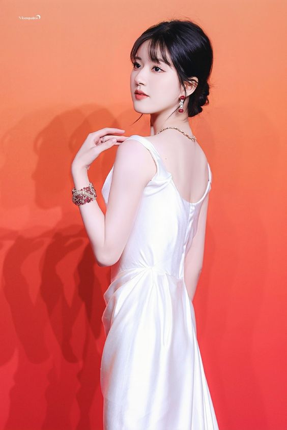 赵露思最近出席品牌活动被赞气场大胜从前